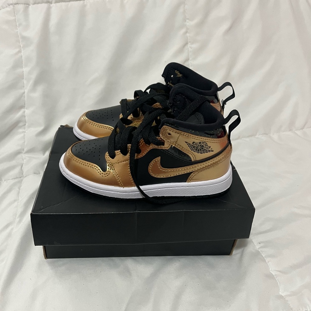 NEW Nike sneakers box included